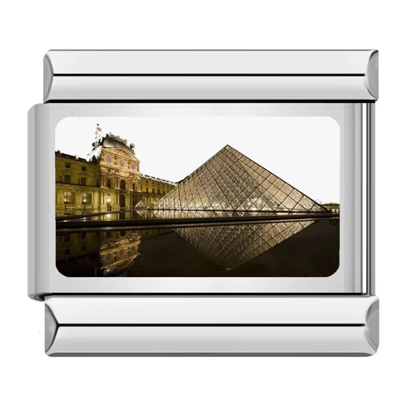 THE LOUVRE PYRAMID